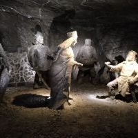 wycieczka klasy piątej  do Wieliczki. Zwiedzanie kopalni. Uczniowie  zwiedzają kopalnię soli w Wieliczce.  (7)