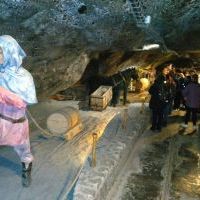 wycieczka klasy piątej  do Wieliczki. Zwiedzanie kopalni. Uczniowie  zwiedzają kopalnię soli w Wieliczce.  (8)