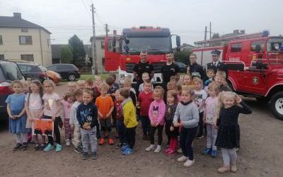 strażacy wraz  z grupą przedszkolaków (2)