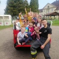 strażacy wraz  z grupą przedszkolaków (1)