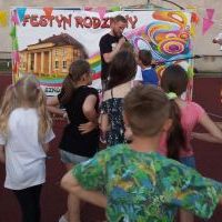 Występy i zabawy podczas festynu rodzinnego.  Uczniowie i kadra  ZSP Łaziska. (6)