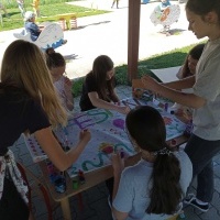 Przygotowania do festynu  rodzinnego - uczniowie wykonują  plakaty, dekorują obejście szkoły. (12)