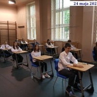 Uczniowie klas 8 a i b przystępujący do egzaminu.  (3)