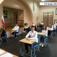 Uczniowie klas 8 a i b przystępujący do egzaminu.  (4)