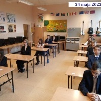 Uczniowie klas 8 a i b przystępujący do egzaminu.  (7)