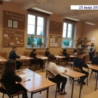Uczniowie klas 8 a i b przystępujący do egzaminu.  (12)