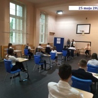 Uczniowie klas 8 a i b przystępujący do egzaminu.  (14)