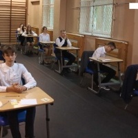 Uczniowie klas 8 a i b przystępujący do egzaminu.  (15)