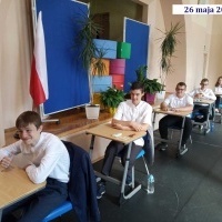 Uczniowie klas 8 a i b przystępujący do egzaminu.  (8)