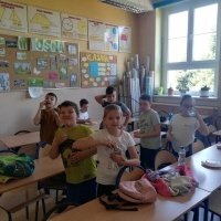 Dzień Dziecka w Zespole Szkolno-Przedszkolnym w Łaziskach. Na zdjęciach uczniowie i kadra ZSP Łaziska podczas wspólnej zabawy. (2)