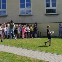 Dzień Dziecka w Zespole Szkolno-Przedszkolnym w Łaziskach. Na zdjęciach uczniowie i kadra ZSP Łaziska podczas wspólnej zabawy. (7)