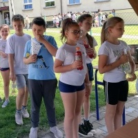 Dzień Dziecka w Zespole Szkolno-Przedszkolnym w Łaziskach. Na zdjęciach uczniowie i kadra ZSP Łaziska podczas wspólnej zabawy. (8)