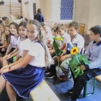 uczniowie ZSP Łaziska w sali gimnastycznej podczas  uroczystego zakońzenia roku szkolnego (6)