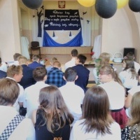uczniowie ZSP Łaziska w sali gimnastycznej podczas  uroczystego zakońzenia roku szkolnego (7)