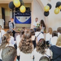 uczniowie ZSP Łaziska w sali gimnastycznej podczas  uroczystego zakońzenia roku szkolnego (6)