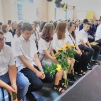 uczniowie ZSP Łaziska w sali gimnastycznej podczas  uroczystego zakońzenia roku szkolnego (3)
