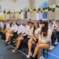 uczniowie ZSP Łaziska w sali gimnastycznej podczas  uroczystego zakońzenia roku szkolnego (4)