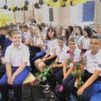 uczniowie ZSP Łaziska w sali gimnastycznej podczas  uroczystego zakońzenia roku szkolnego (5)