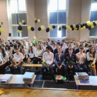 uczniowie ZSP Łaziska w sali gimnastycznej podczas  uroczystego zakońzenia roku szkolnego (2)