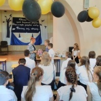 uczniowie ZSP Łaziska w sali gimnastycznej podczas  uroczystego zakońzenia roku szkolnego (1)