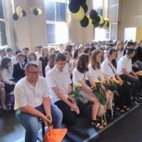 uczniowie ZSP Łaziska w sali gimnastycznej podczas  uroczystego zakońzenia roku szkolnego (8)