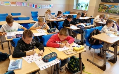 uczniowie rozwiązują zadania podczas  Europejskiego Dnia Języków