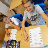 uczniowie rozwiązują zadania podczas  Europejskiego Dnia Języków (1)