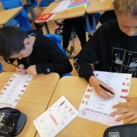 uczniowie rozwiązują zadania podczas  Europejskiego Dnia Języków (3)