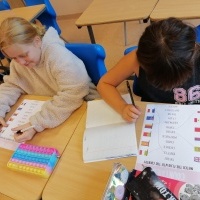 uczniowie rozwiązują zadania podczas  Europejskiego Dnia Języków (13)