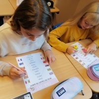 uczniowie rozwiązują zadania podczas  Europejskiego Dnia Języków (6)
