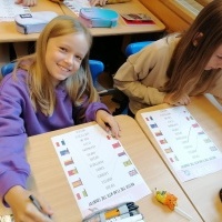 uczniowie rozwiązują zadania podczas  Europejskiego Dnia Języków (7)