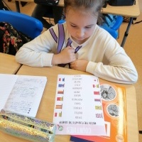 uczniowie rozwiązują zadania podczas  Europejskiego Dnia Języków (8)