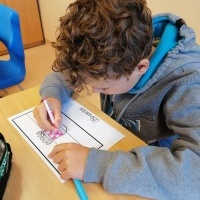uczniowie rozwiązują zadania podczas  Europejskiego Dnia Języków (9)