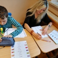uczniowie rozwiązują zadania podczas  Europejskiego Dnia Języków (10)