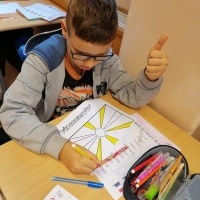 uczniowie rozwiązują zadania podczas  Europejskiego Dnia Języków (11)