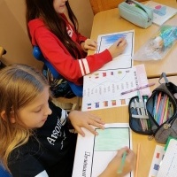 uczniowie rozwiązują zadania podczas  Europejskiego Dnia Języków (12)
