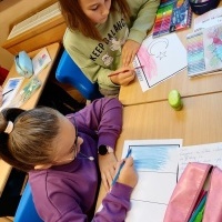 uczniowie rozwiązują zadania podczas  Europejskiego Dnia Języków (14)