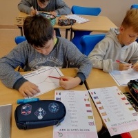 uczniowie rozwiązują zadania podczas  Europejskiego Dnia Języków (15)
