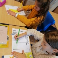 uczniowie rozwiązują zadania podczas  Europejskiego Dnia Języków (5)