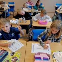 uczniowie rozwiązują zadania podczas  Europejskiego Dnia Języków (13)