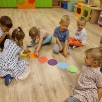 dzieci przedszkolne podczas zabawy (1)