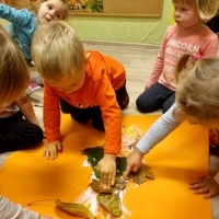 dzieci przedszkolne podczas zabawy (1)