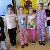uczniowie kl II w piżamkach (2)