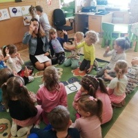 przedszkolaki podczas zajęć z języka migowego (6)
