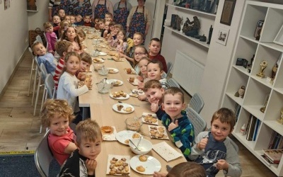 Spotkanie z paniami z Koła Gospodyń Wiejskich w Łaziskach- ozdabianie świątecznych ciasteczek (4)