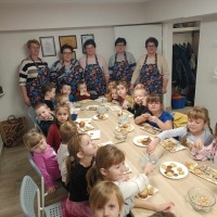Spotkanie z paniami z Koła Gospodyń Wiejskich w Łaziskach- ozdabianie świątecznych ciasteczek (1)