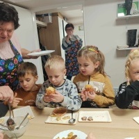 Spotkanie z paniami z Koła Gospodyń Wiejskich w Łaziskach- ozdabianie świątecznych ciasteczek (9)