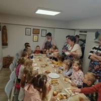 Spotkanie z paniami z Koła Gospodyń Wiejskich w Łaziskach- ozdabianie świątecznych ciasteczek (11)