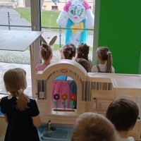 MALI ODKRYWCY  ŚNIADANIE WIELKANOCNE I ZAJĄCZEK (6)