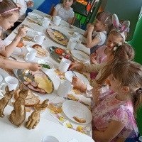 MALI ODKRYWCY  ŚNIADANIE WIELKANOCNE I ZAJĄCZEK (10)